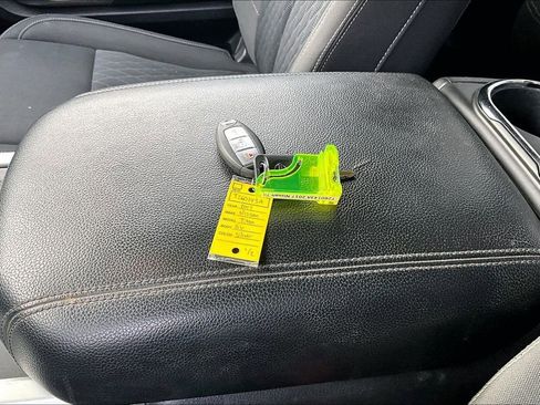 Used 2017 Nissan Titan SV image 35