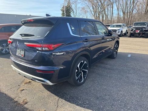 Used 2024 Mitsubishi Outlander SE image 2