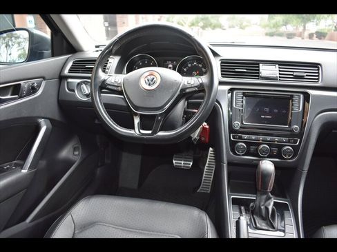 Used 2018 Volkswagen Passat 2.0T R-Line image 29