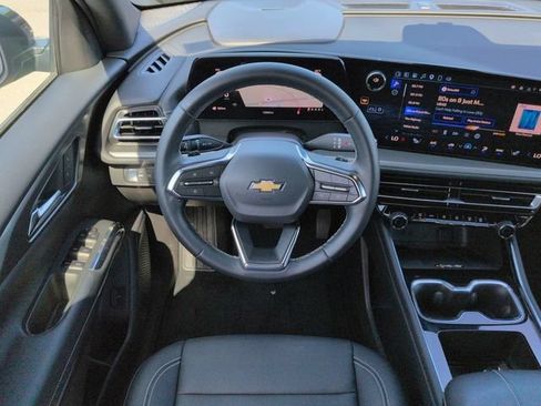 Used 2025 Chevrolet Traverse LT w/ Driver Confidence Package FWD image 16
