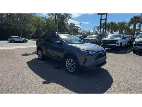 Used 2022 Toyota RAV4 XLE Premium image 8