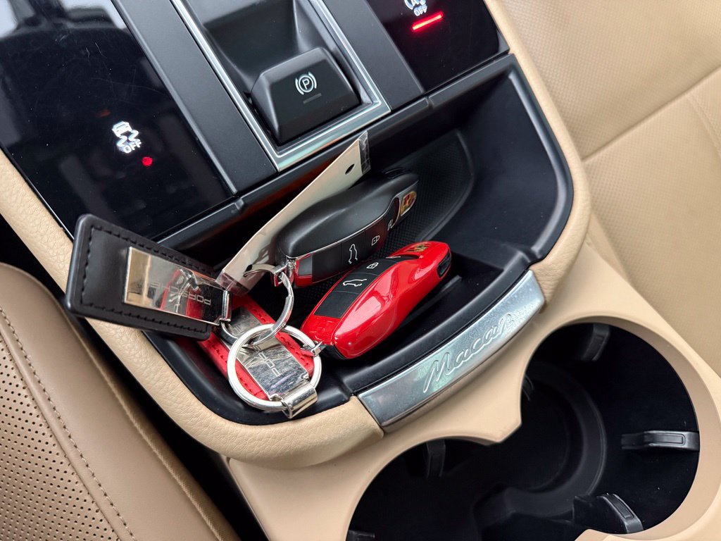 Certified 2023 Porsche Macan Turbo AWD/4WD image 27