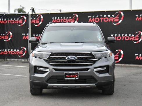 Used 2022 Ford Explorer XLT w/ Equipment Group 202A image 2