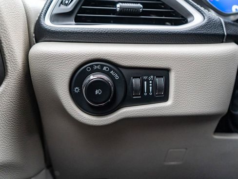 Used 2024 Chrysler Pacifica Select image 24