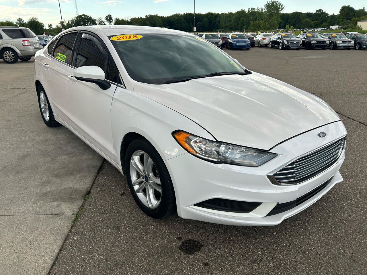 Used 2018 Ford Fusion SE w/ Fusion SE Technology Package FWD image 3