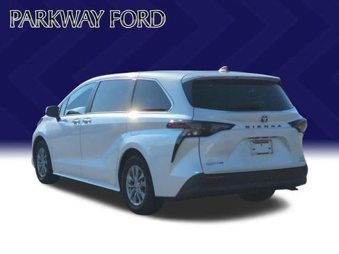 Used 2023 Toyota Sienna XLE FWD image 3