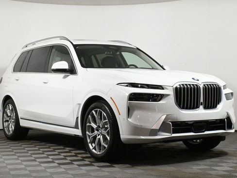 Used 2025 BMW X7 xDrive40i w/ Premium Package image 9