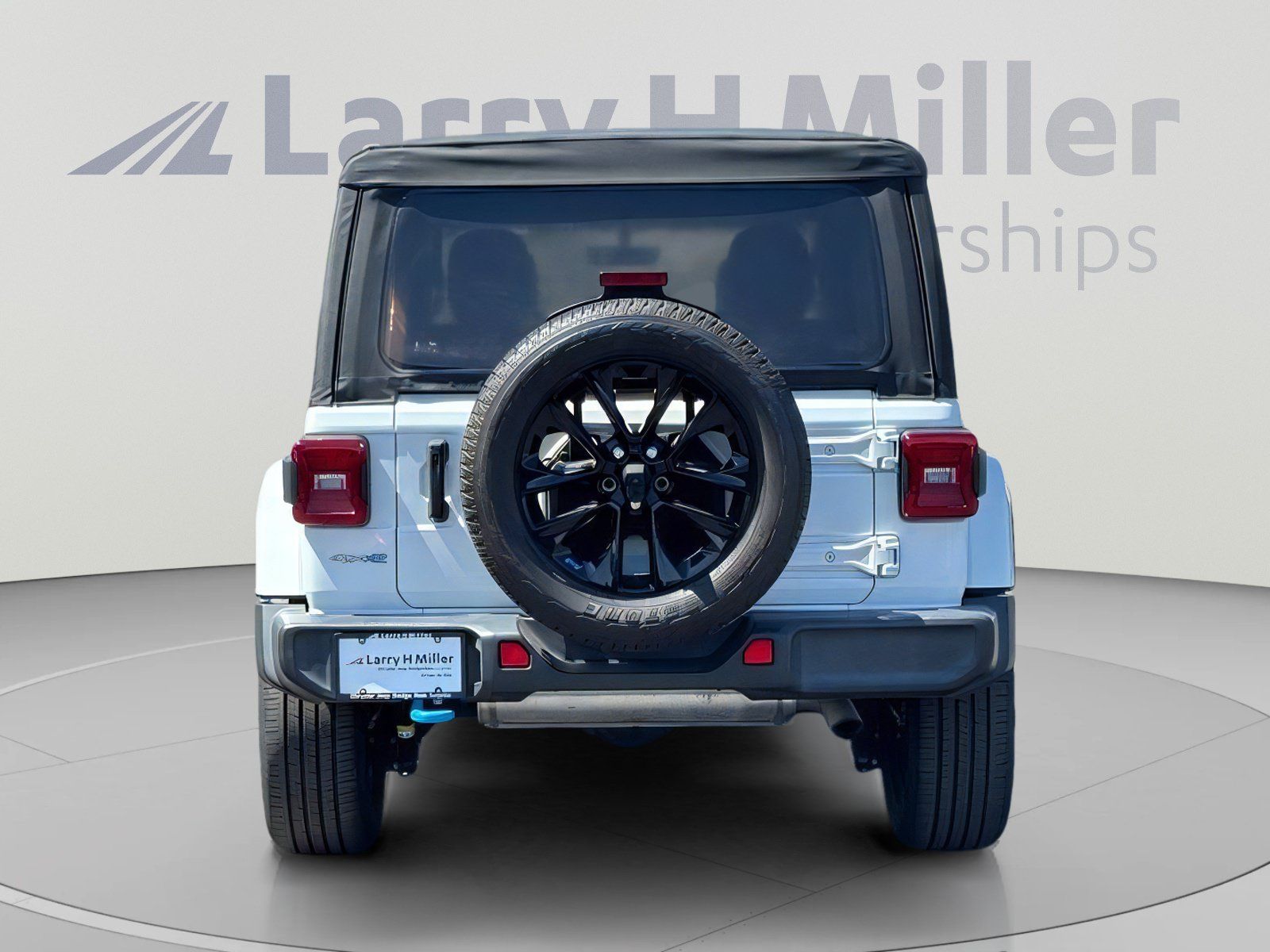 Used 2023 Jeep Wrangler Unlimited Sahara AWD/4WD image 5