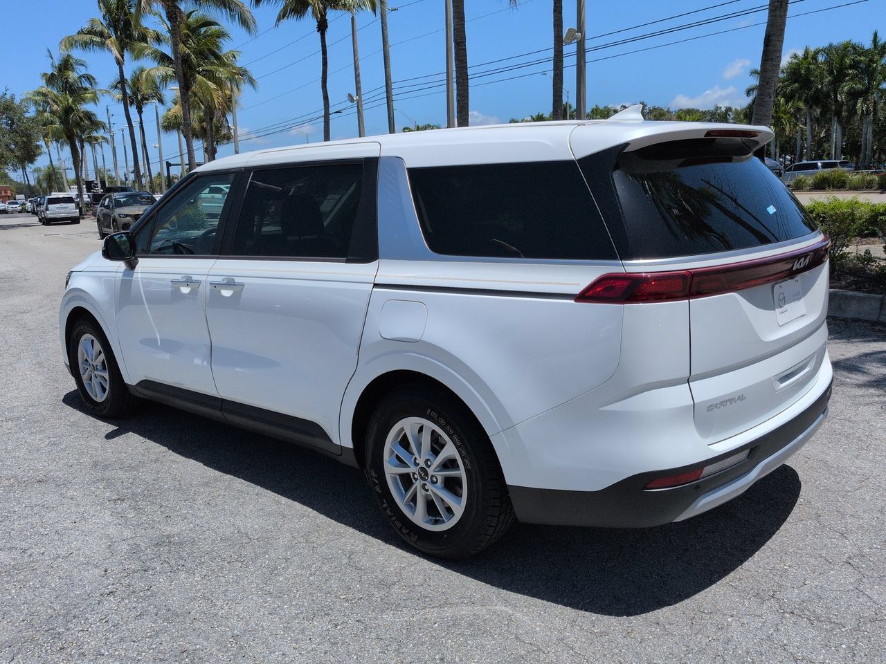 Used 2023 Kia Carnival LX FWD image 7