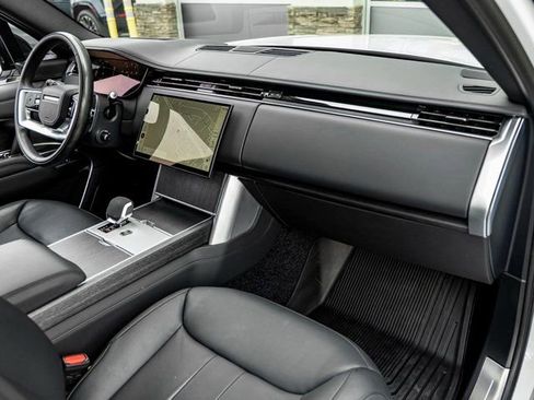 Certified 2025 Land Rover Range Rover SE image 29