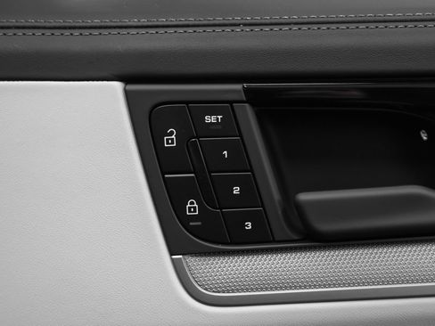 Certified 2026 Porsche Cayenne AWD/4WD image 19