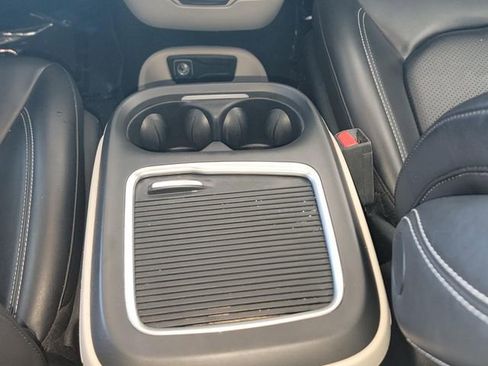 Used 2023 Chrysler Pacifica Touring-L FWD image 26