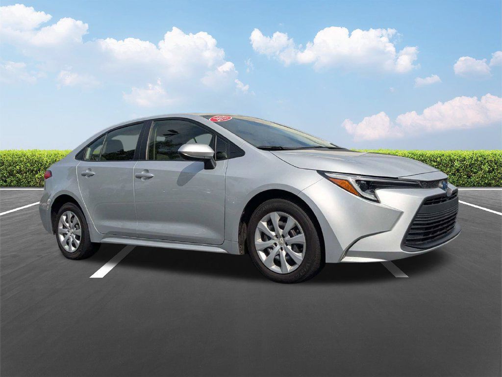 Certified 2025 Toyota Corolla LE FWD image 5