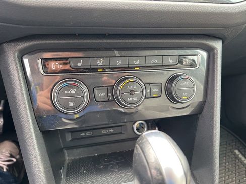 Used 2021 Volkswagen Tiguan SE image 23