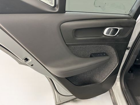 Used 2025 Volvo XC40 B5 Plus image 28