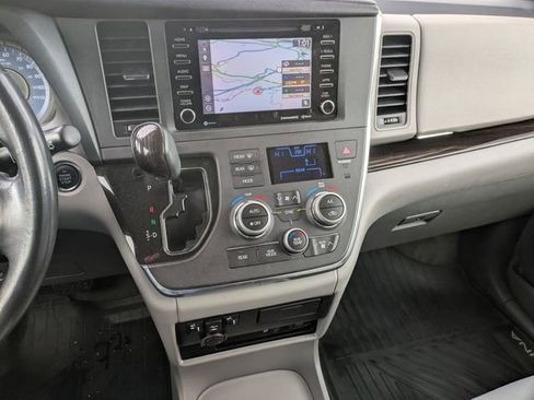 Used 2018 Toyota Sienna XLE Premium image 31