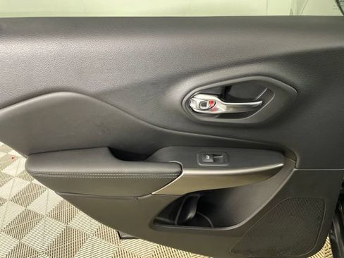 Used 2019 Jeep Cherokee Limited AWD/4WD image 19