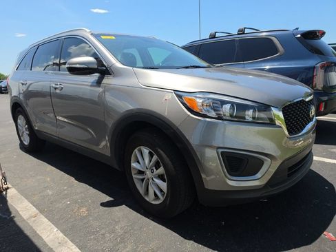 Used 2017 Kia Sorento FWD image 3