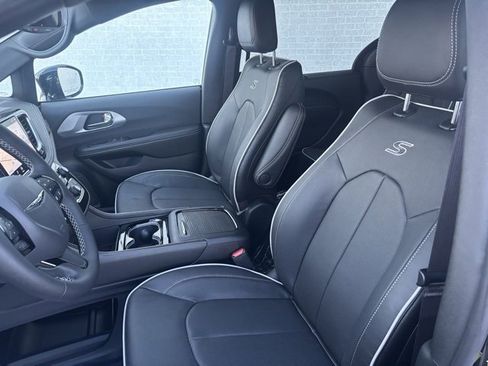 New 2026 Chrysler Pacifica Limited w/ S Appearance Package image 11