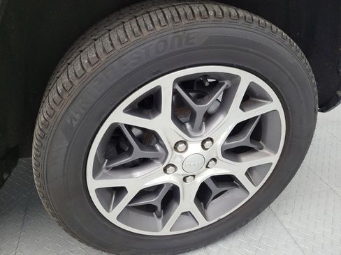 Used 2019 Jeep Grand Cherokee Overland AWD/4WD image 31