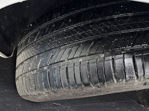 Used 2024 Chrysler Pacifica Select image 37