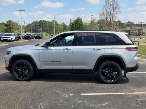 New 2025 Jeep Grand Cherokee Altitude RWD image 40