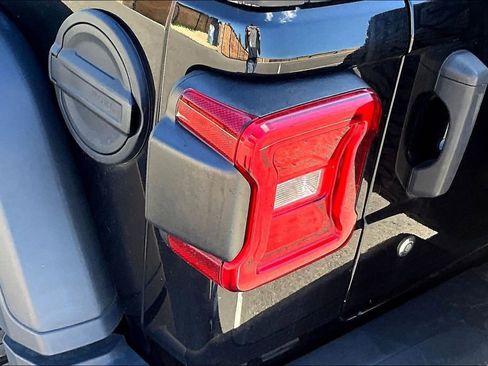 Used 2018 Jeep Wrangler Unlimited Rubicon AWD/4WD image 23