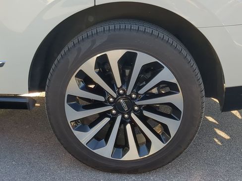 Used 2024 Lincoln Navigator Reserve image 9