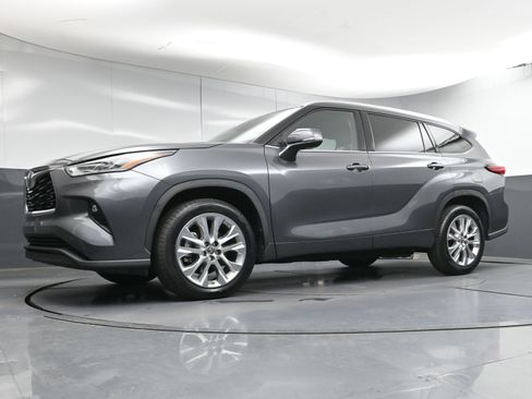 Used 2023 Toyota Highlander L image 24