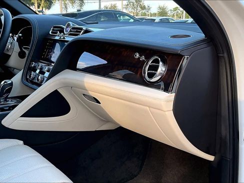 Used 2021 Bentley Bentayga image 17