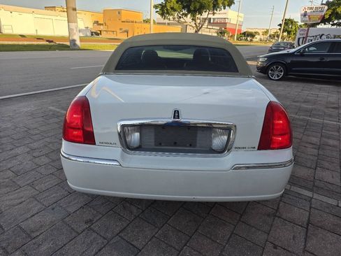 Used 2003 Lincoln Town Car Executive RWD image 3