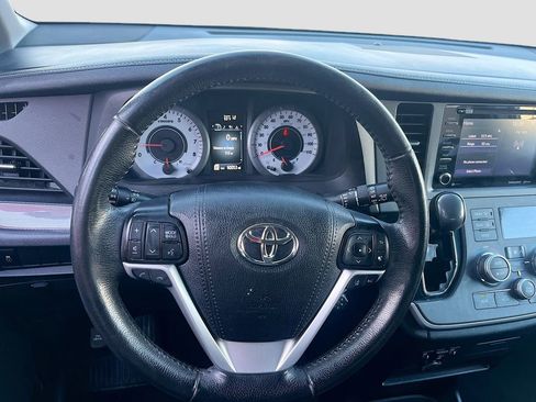Used 2020 Toyota Sienna SE w/ Carpet Mat Package FWD image 11