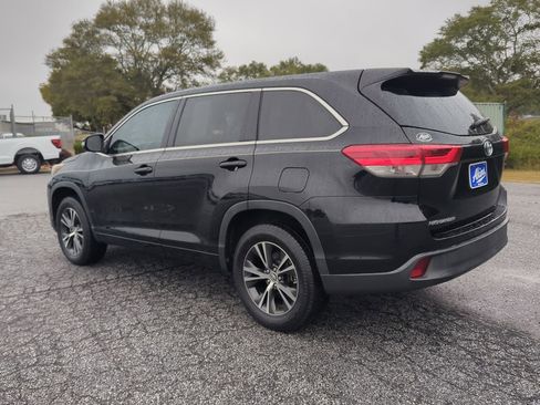Used 2018 Toyota Highlander LE image 5