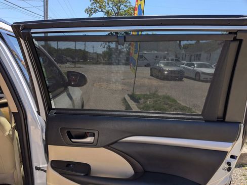 Used 2019 Toyota Highlander XLE AWD/4WD image 42