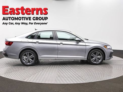 Used 2024 Volkswagen Jetta SE FWD image 4