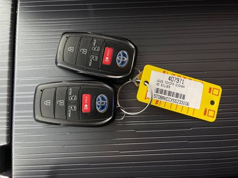 Used 2025 Toyota Sienna LE w/ LE Plus Package FWD image 26