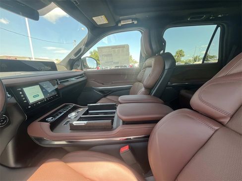 New 2025 Lincoln Navigator Reserve image 10