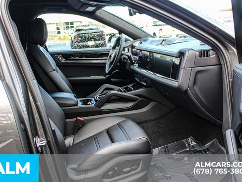 Used 2025 Porsche Cayenne GTS w/ Technology Package image 17