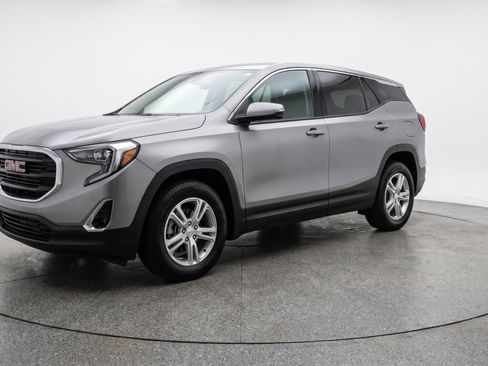 Used 2024 GMC Terrain SLE FWD image 3