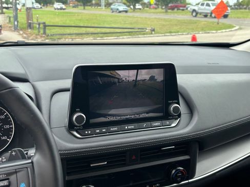 Used 2025 Nissan Rogue SV FWD image 25