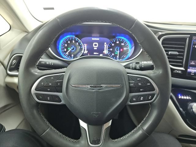 Used 2023 Chrysler Pacifica Touring-L FWD image 7