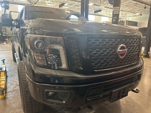 Used 2018 Nissan Titan SV w/ SV Convenience Package image 16