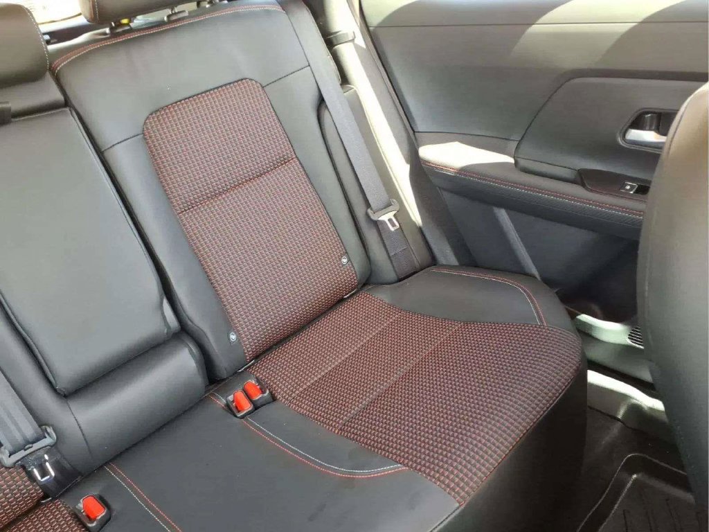 Certified 2025 Nissan Kicks SR FWD image 18