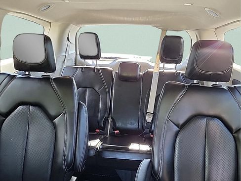 Used 2023 Chrysler Pacifica Touring-L FWD image 13