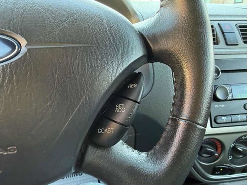 Used 2005 Ford Focus SES FWD image 16