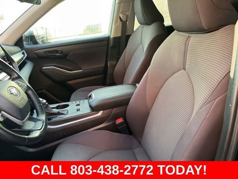 Used 2024 Toyota Highlander LE FWD image 8