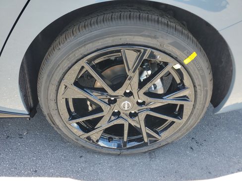 Used 2025 Nissan Sentra SR w/ Midnight Edition FWD image 18
