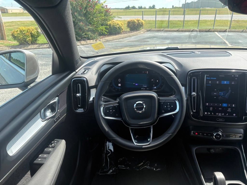 Used 2024 Volvo XC40 B5 Core AWD/4WD image 24