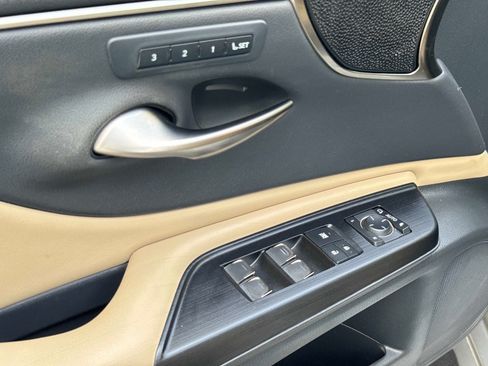 Used 2021 Lexus ES 300h Ultra Luxury w/ Accessory Package 2 FWD image 18