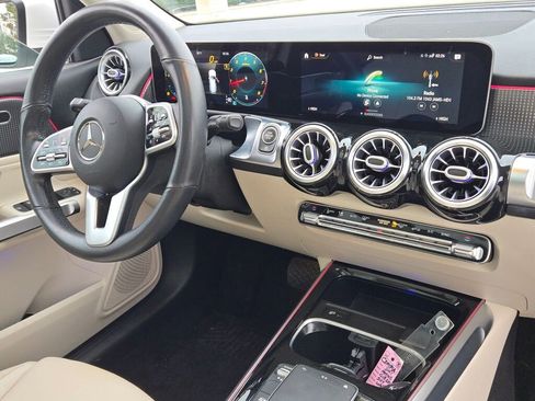 Used 2021 Mercedes-Benz GLB 250 4MATIC image 9